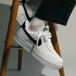NIKE AIR FORCE 1 07